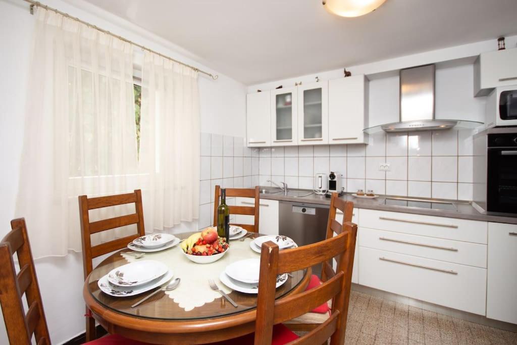 Marjan Hill 3-Br Apt,5 Guests Private Garden Near Beach Split Exterior photo