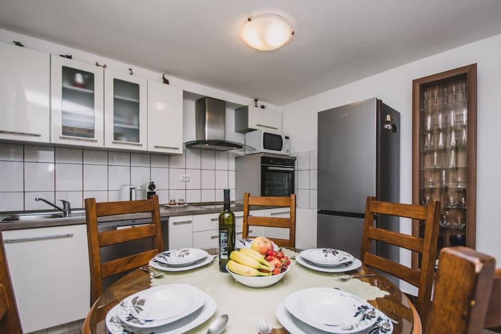 Marjan Hill 3-Br Apt,5 Guests Private Garden Near Beach Split Exterior photo