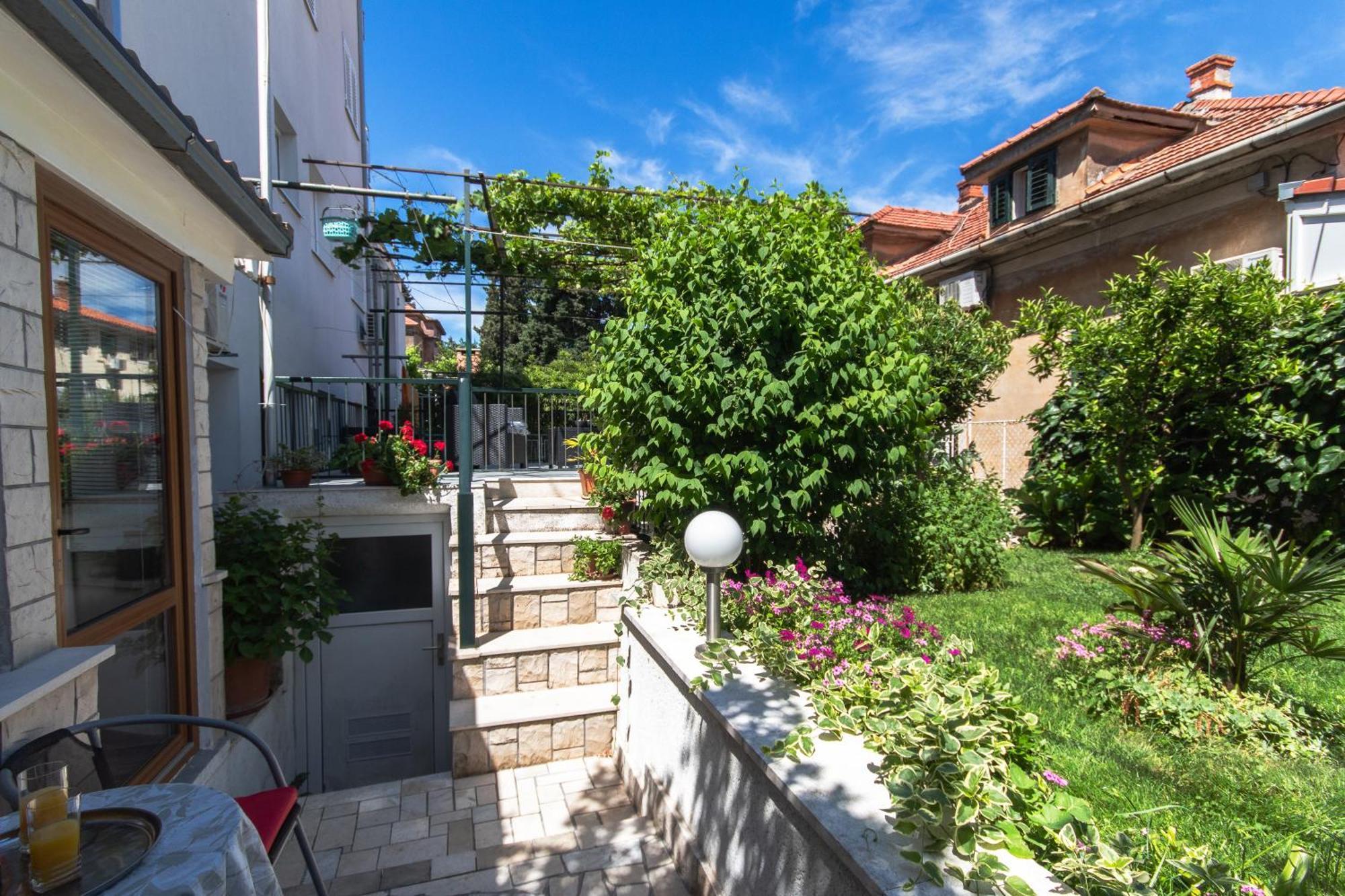 Marjan Hill 3-Br Apt,5 Guests Private Garden Near Beach Split Exterior photo